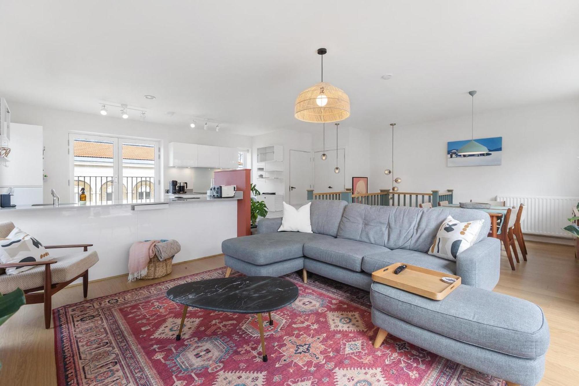 Designer 2bed 3bath Duplex - 20mins2central London! Apartment