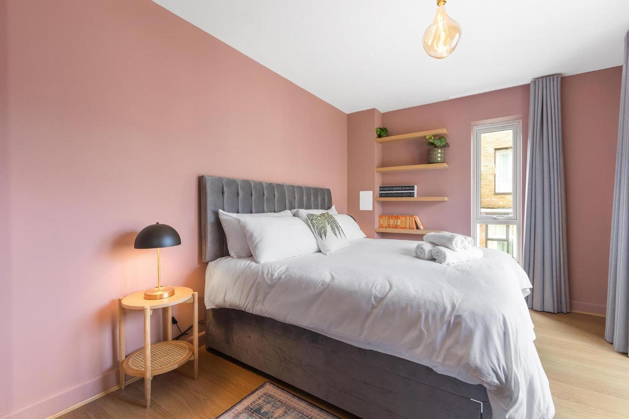 Designer 2bed 3bath Duplex - 20mins2central London! Apartment