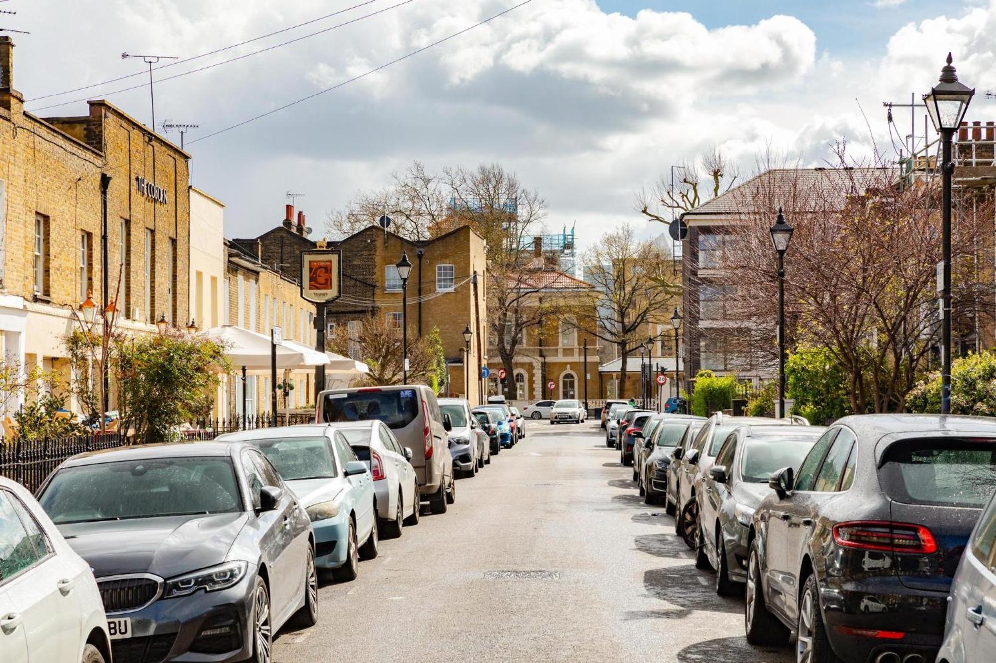 Designer 2bed 3bath Duplex - 20mins2central London! Apartment