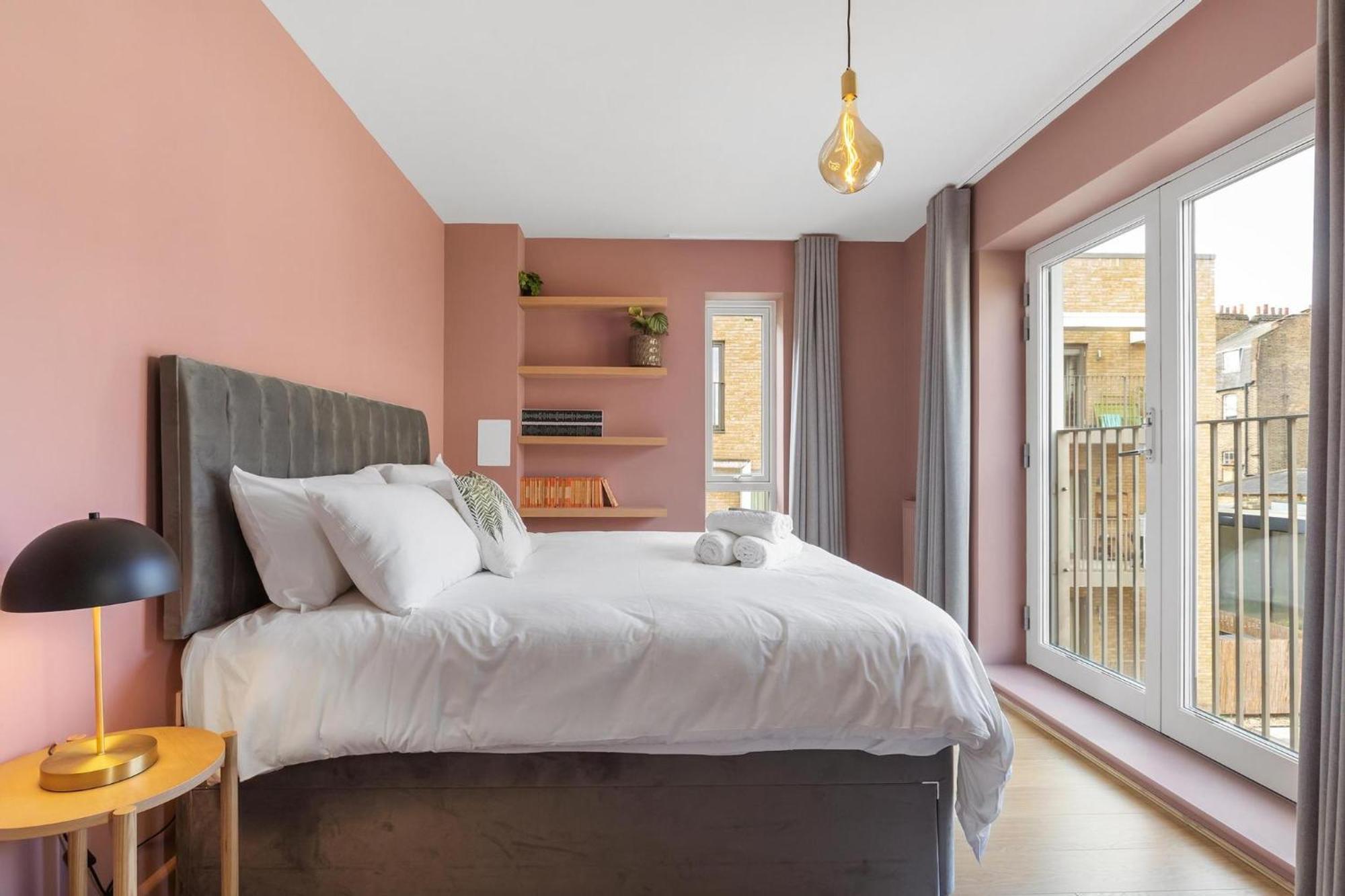 Designer 2bed 3bath Duplex - 20mins2central London!